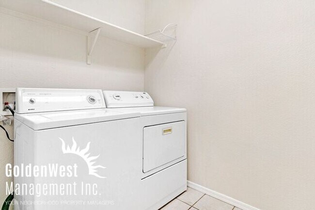 Building Photo - Spacious 3Bdm 2Ba Home in Quiet Neighborhood!