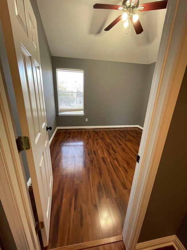 Building Photo - 10312 Yellowstone Dr