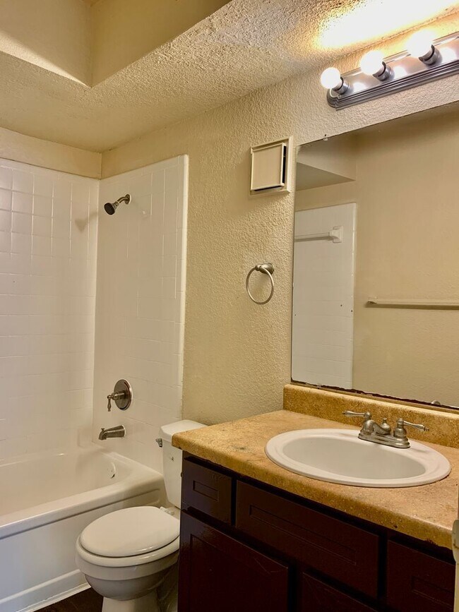 Building Photo - 8100 Creekbend Dr
