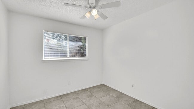 Building Photo - Beautiful fireplace, Large back yard, Wash...