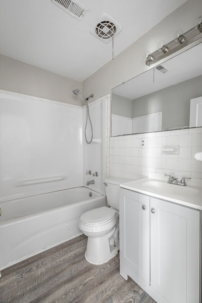 Building Photo - Newly Renovated 2 Bedroom 1 bath Home
