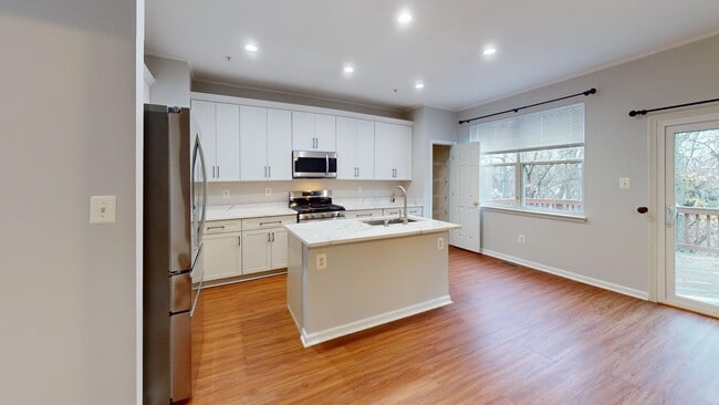 Building Photo - Updated Three Bedroom Home W/Full Sized Kitchen, Parking, Back Deck, & 2,640 Square Feet!