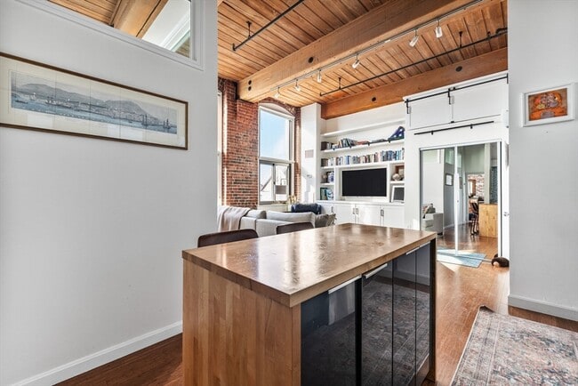 Building Photo - 320 W 2nd St