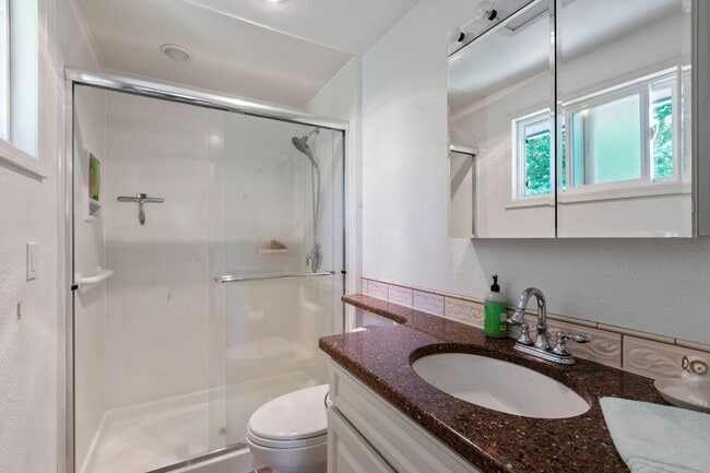 Building Photo - Beautiful 4 Bedroom Home in Richmond