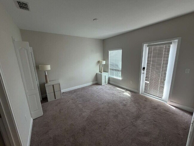 Building Photo - Charming 2-Bed Townhouse with Granite Eleg...