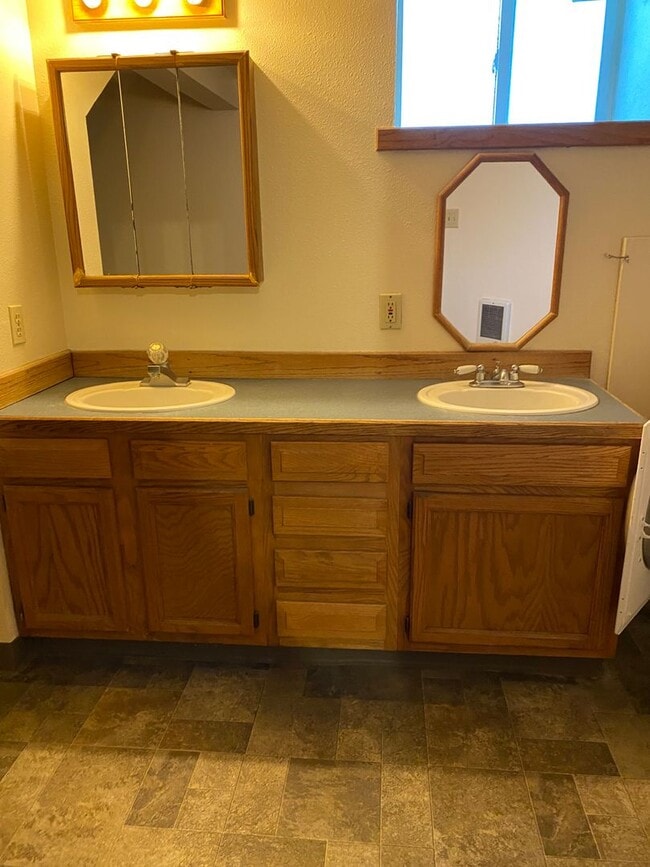 Building Photo - 208 N 1st St