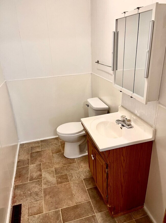 Building Photo - Nice 3 bed 1.5 bath house!