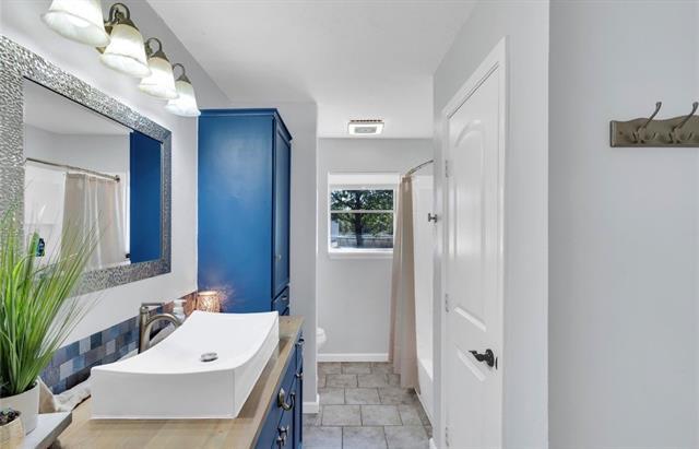 Building Photo - 800 FM 1187