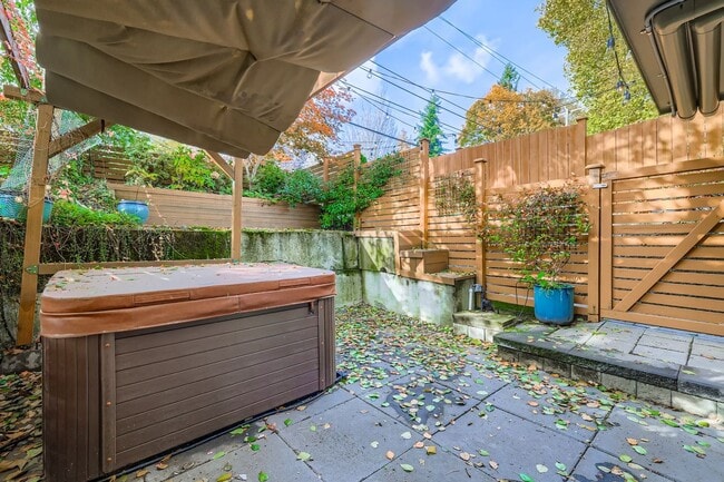 Building Photo - Stunning 3-Bed/1.75-Bath + Den Townhome with Hot Tub in Capitol Hill!