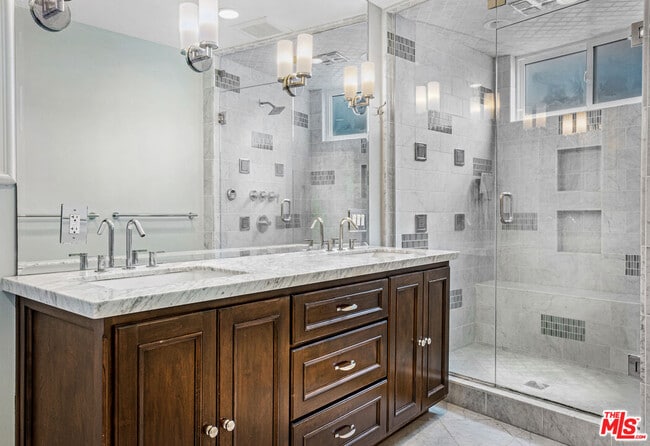 Building Photo - 318 26th St