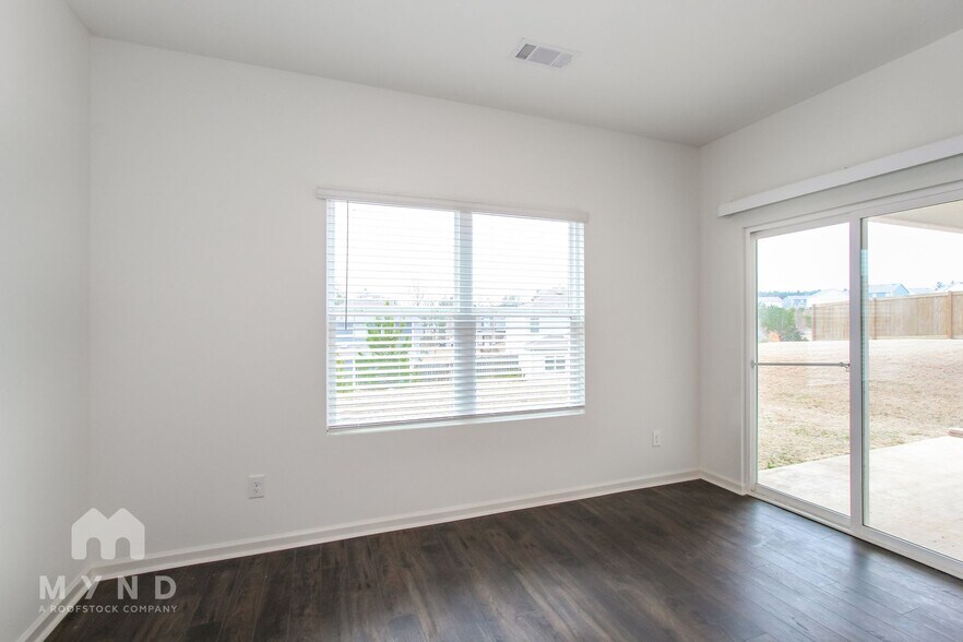 Building Photo - 285 Chelsea Park Rd