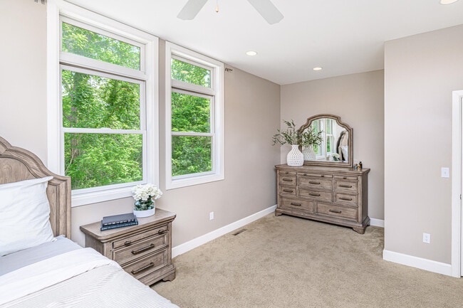 Building Photo - 2 E Clarkson Rd