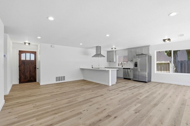 Building Photo - Beautifully Remodeled Property