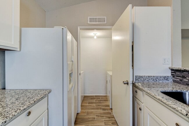 Building Photo - Spacious Home in Hockley – Move-In Ready!