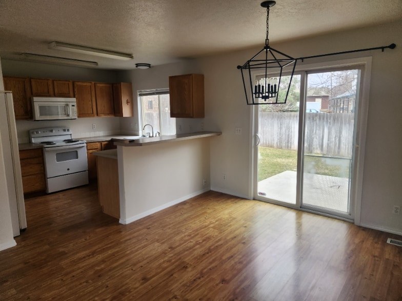 Building Photo - 1427 W Roberts Pl