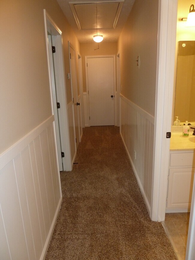 Building Photo - 3 Bed / 2.5 Bath with 2300 Square Feet!! A...