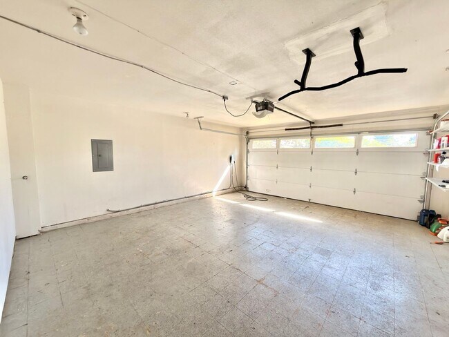 Building Photo - Spacious 4BD/3BA Bellevue Home with Private Backyard & Garage