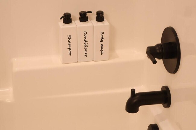 Building Photo - 204 E 35th St