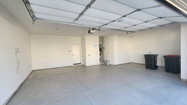 Building Photo - Functionality and convenience! Minutes from one of Meridian's most fantastic parks, with pools, p...