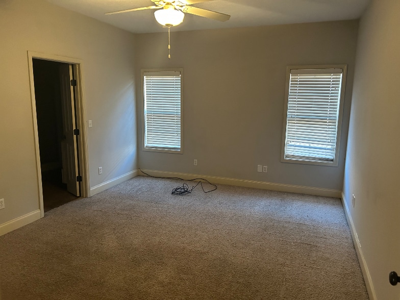 Building Photo - 303 Silver Tree Ln