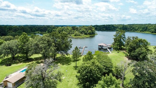 Building Photo - Tour Today! 3 Bedroom Home On Lake Tyler!