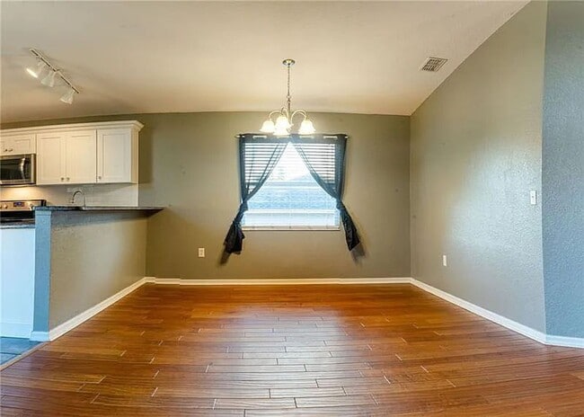 Building Photo - Highland Chase Three Bedroom, Updated Kitchen and Large Patio