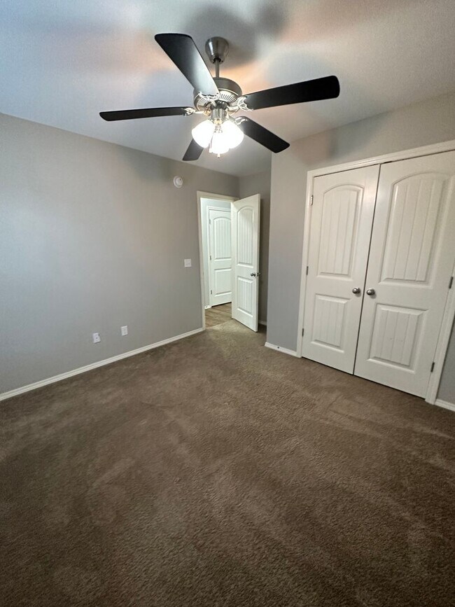 Building Photo - 3 Bedroom 2 Bathroom For Rent in Bentonville!