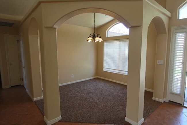 Building Photo - Red Cliffs area 3br / 2 ba home with garage and nice yard