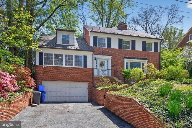 Building Photo - 7215 Rollingwood Dr