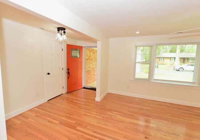 Building Photo - 817 Englewood Dr