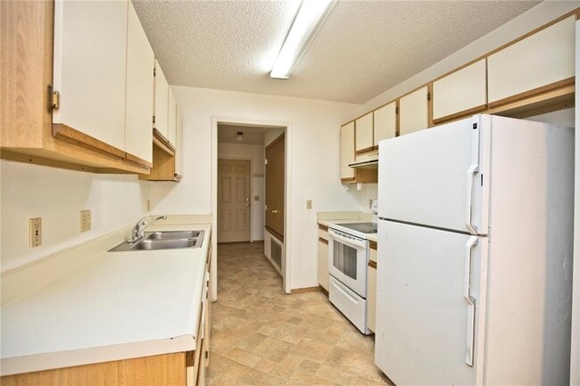 Building Photo - 5905 Sara St