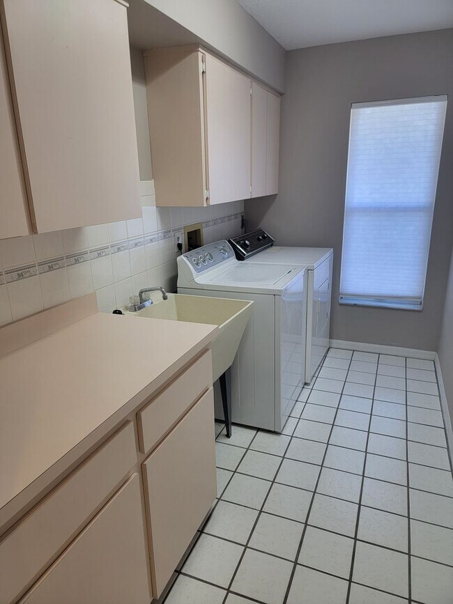 Building Photo - Beautiful 3/2/2 Pool Home in Beverly Hills!!!
