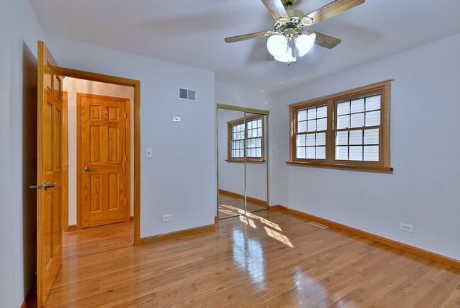 Building Photo - 714 N Lakeside Dr