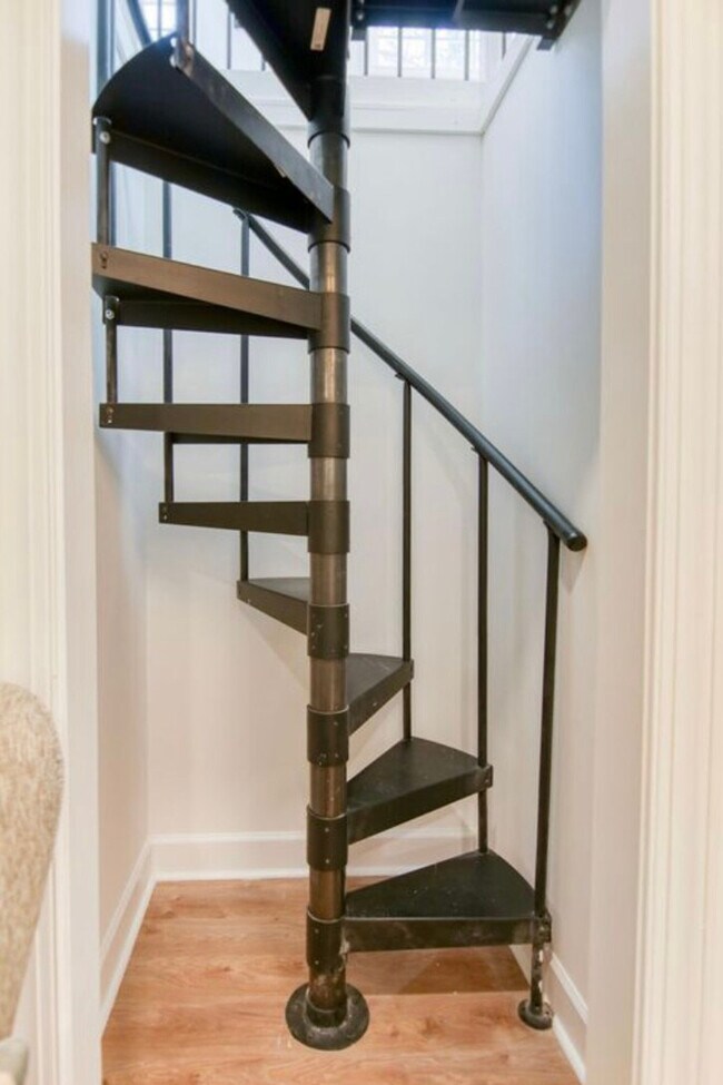 Building Photo - 452 Riverland Dr