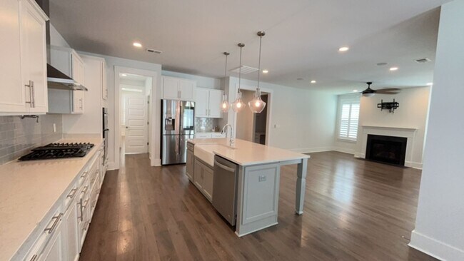 Building Photo - 4 bedroom, 3.5 bath