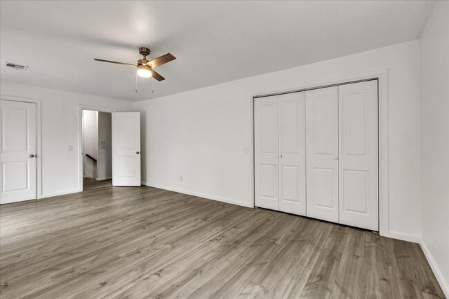 Building Photo - 9710 N Oak Cliff Dr
