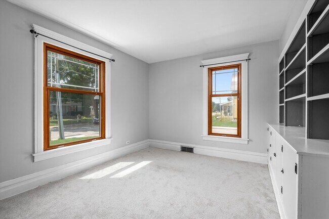 Building Photo - 145 Maple St