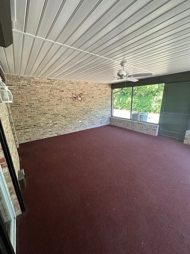 Building Photo - 329 E Evergreen Ave