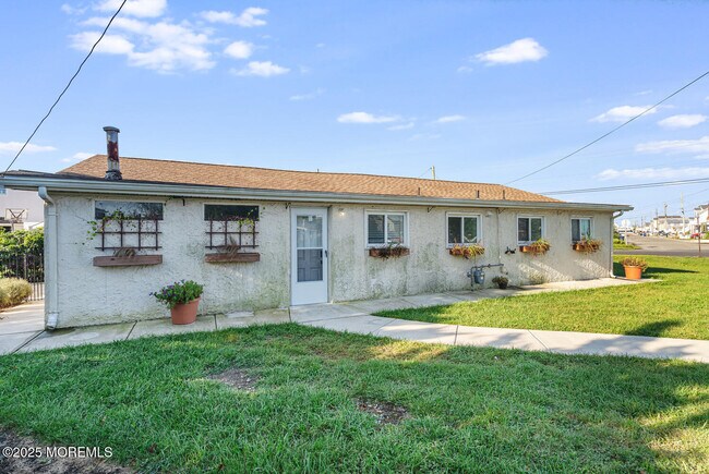 Building Photo - 102 E Boat Dr