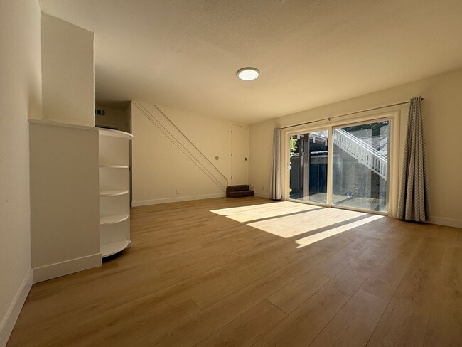 Building Photo - Charming 2 Bedroom, 2 Bathroom Home in Redwood City