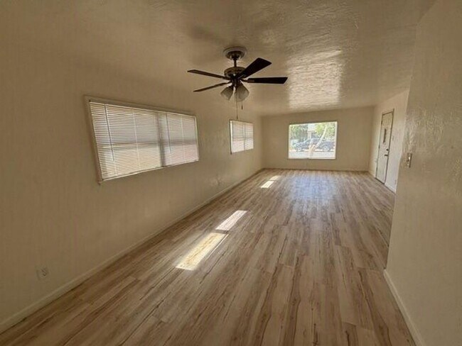 Building Photo - 1249 Sandalwood Dr