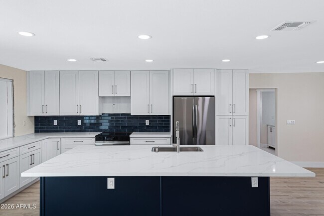 Building Photo - 3921 S Kenneth Pl