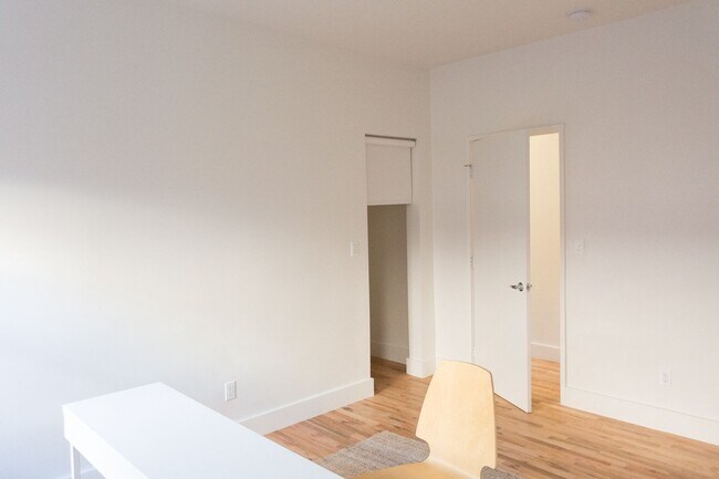 Building Photo - 843 Robinson St