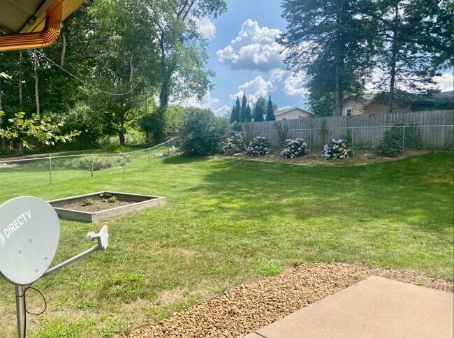 Building Photo - Stunning Bi-Level 3 Bedroom Home in Forest...