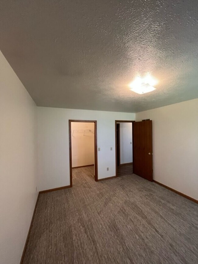 Building Photo - 330