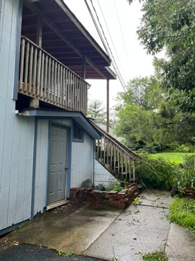 Building Photo - Charming 4 Bedroom 2 bath apartment near d...
