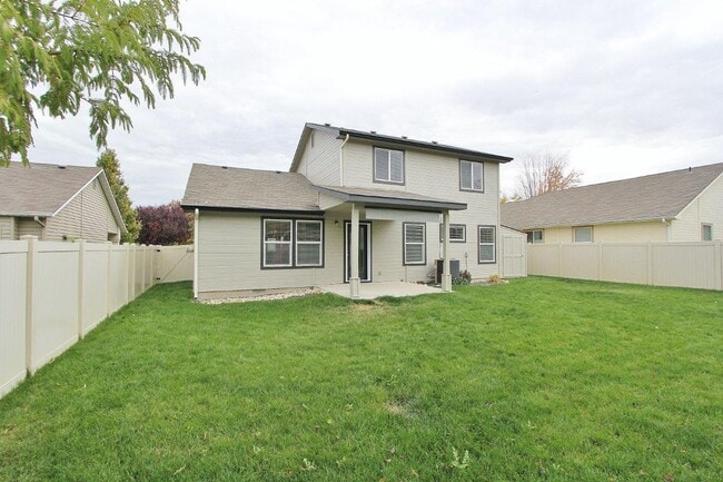 Building Photo - Spacious Craftsman Style Home