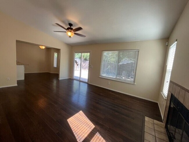 Building Photo - Spacious 3bed 2.5bath 2 story home available now!