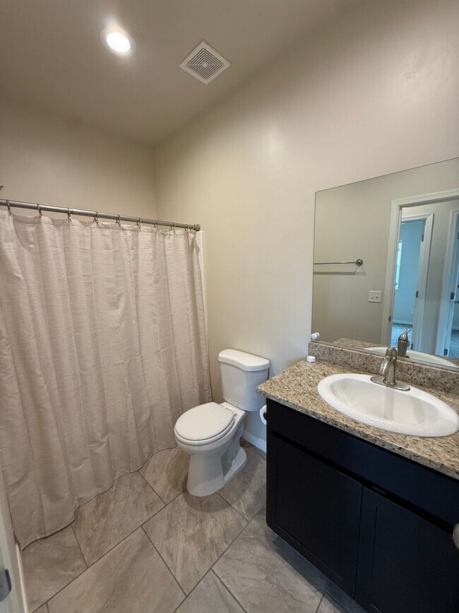 Building Photo - 3 Bedroom 2 Bathroom Home