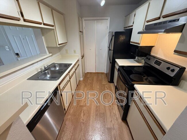 Building Photo - 5501 Rosebriar Way